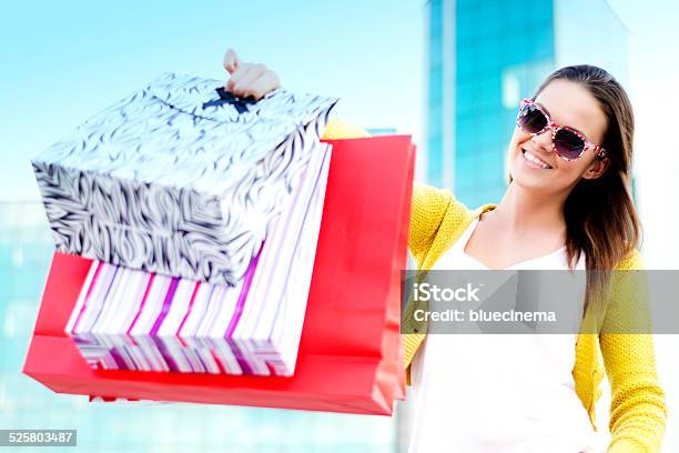 Feliz Compras Foto de stock y más banco de imágenes de 20-24 años - 20-24 años, A la moda, Actividades recreativas