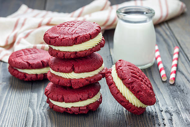 sanduíche de veludo vermelho com leite cookies - milk milk bottle drinking straw cookie imagens e fotografias de stock