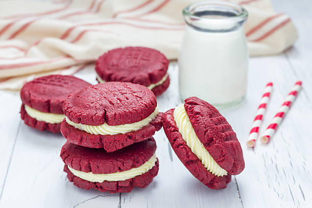 sándwich de terciopelo rojo galletas con queso cremoso llenado - milk milk bottle drinking straw cookie fotografías e imágenes de stock