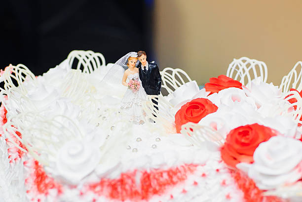 istock dolls of the bride and groom on wedding cake 525804520
