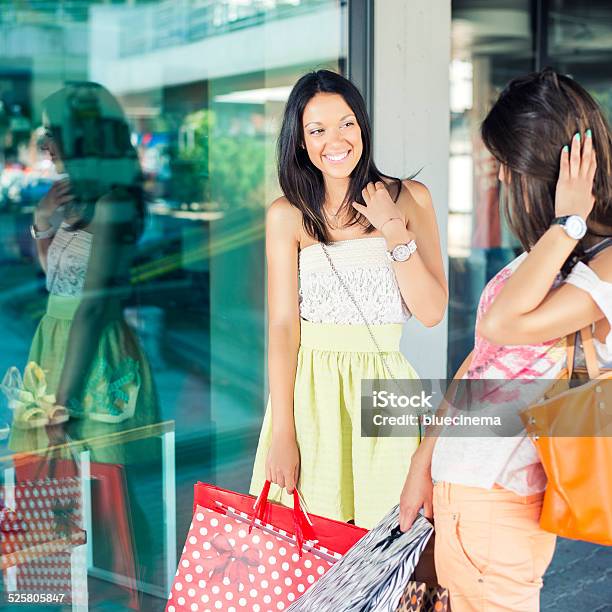 Mujeres De Compras Foto de stock y más banco de imágenes de Actividades recreativas - Actividades recreativas, Adicto a las compras, Adolescencia