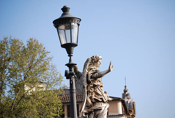 bernini's statue von angel mit kreuz vom sant'angelo-brücke - bernini castel fort tiber river stock-fotos und bilder