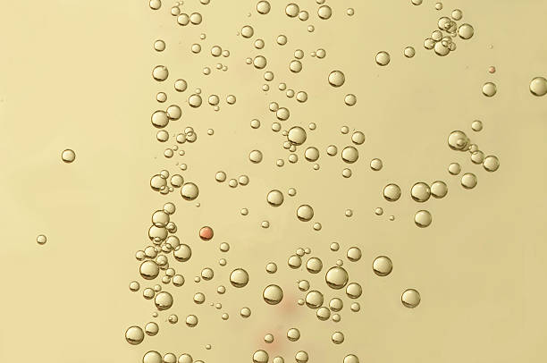 ゴールドフィズ泡 - soft cider ストックフォトと画像