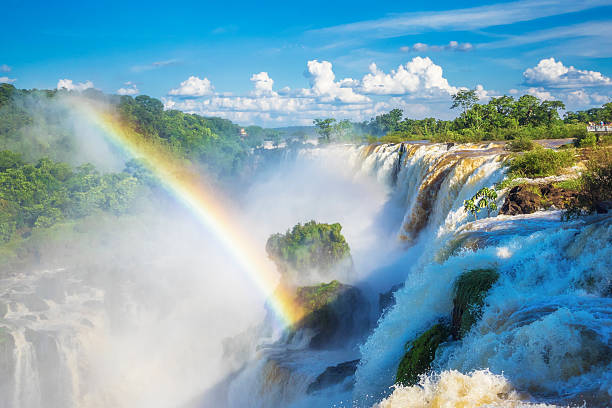 cataratas do iguaçu, na fronteira entre argentina e brasil - waterfall multi colored landscape beauty in nature - fotografias e filmes do acervo