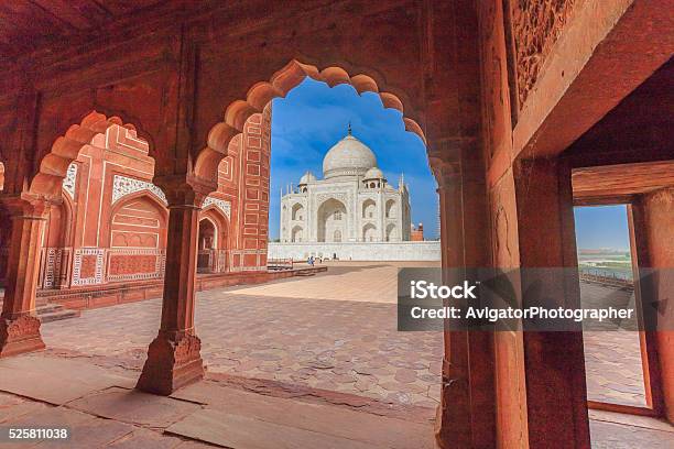 Foto de Taj Mahal Em Agra Pessoa e mais fotos de stock de Taj Mahal - Taj Mahal, Índia, Agra