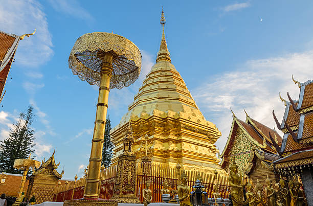 doi suthep templo, marco de chiang mai, tailândia - asia buddha buddhism carving - fotografias e filmes do acervo