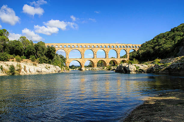 ponte gard, sul da frança - aqueduct roman ancient rome pont du gard - fotografias e filmes do acervo