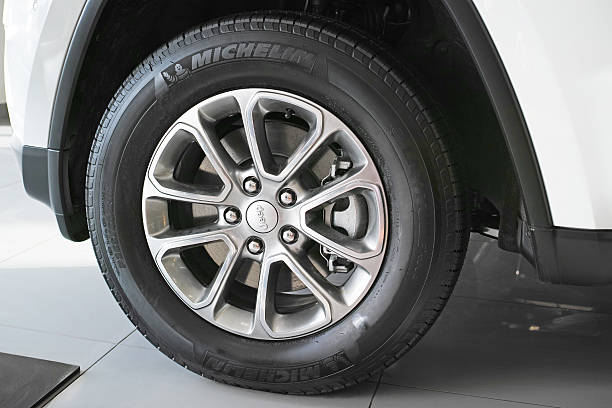 мишлен колесо - wheel alloy alloy wheel tire стоковые фото и изображения