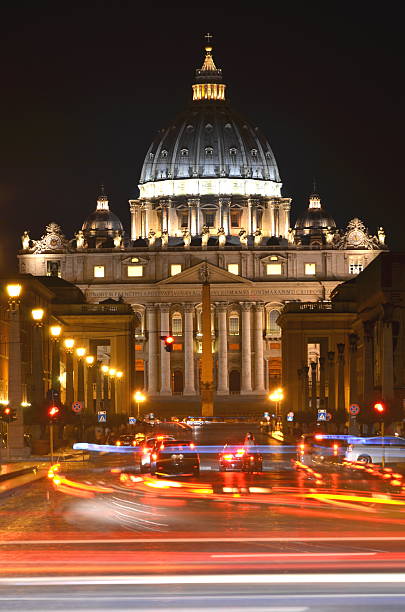 monumental st. peters basílica por la noche en la ciudad del vaticano - st peters basilica fotografías e imágenes de stock