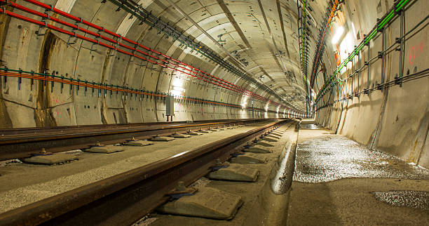 the túnel - train tunnel fotografías e imágenes de stock