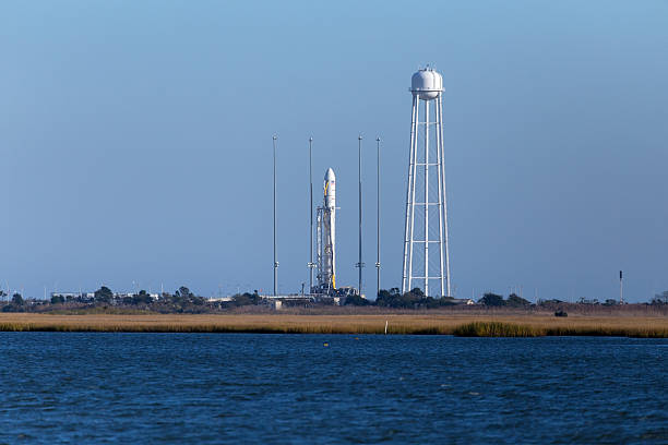 orbital sciences corporation antares rocket bereit für einführung - nasa stock-fotos und bilder