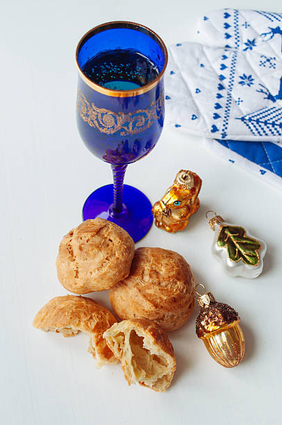 istock Champagne and gougere 525880351