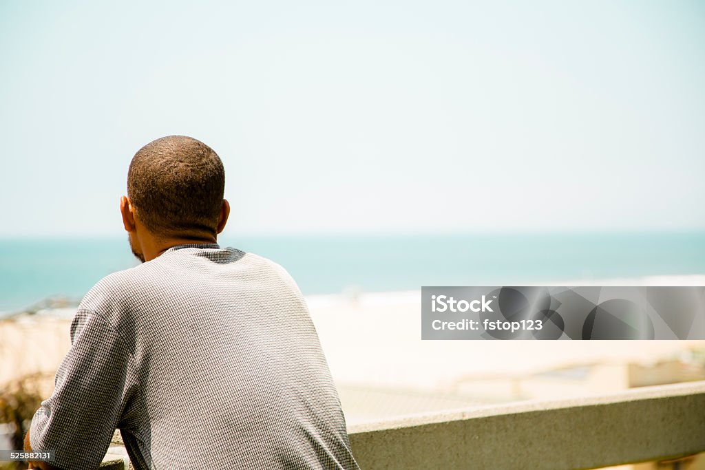 Afrikanischer Herkunft, die obdachlos Mann am Strand von Santa Monica, Kalifornien, USA. - Lizenzfrei Armut Stock-Foto