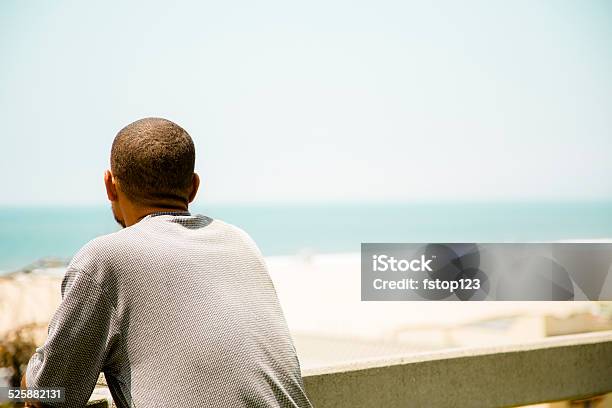 Afrikanischer Herkunft Die Obdachlos Mann Am Strand Von Santa Monica Kalifornien Usa Stockfoto und mehr Bilder von Armut