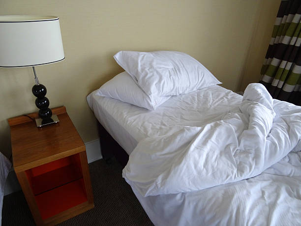 imagen de unmade, arrugados cama, dormitorio con camas gemelas, desordenado cama - sheet single bed bed duvet fotografías e imágenes de stock