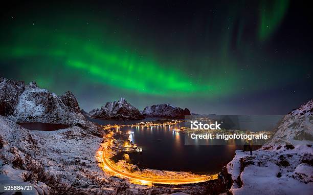 Foto de Luzes Do Norte Sobre Reine Noruega e mais fotos de stock de Aurora boreal - Aurora boreal, Céu - Fenômeno natural, Noruega