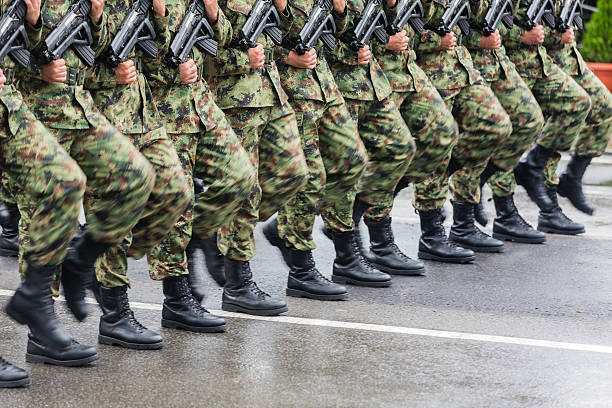 soldados marchando - pants green camouflage men - fotografias e filmes do acervo