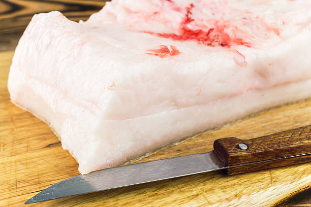 модель свежий сырой свинины свиным жиром и нож на борту - ham strips стоковые фото и изображения