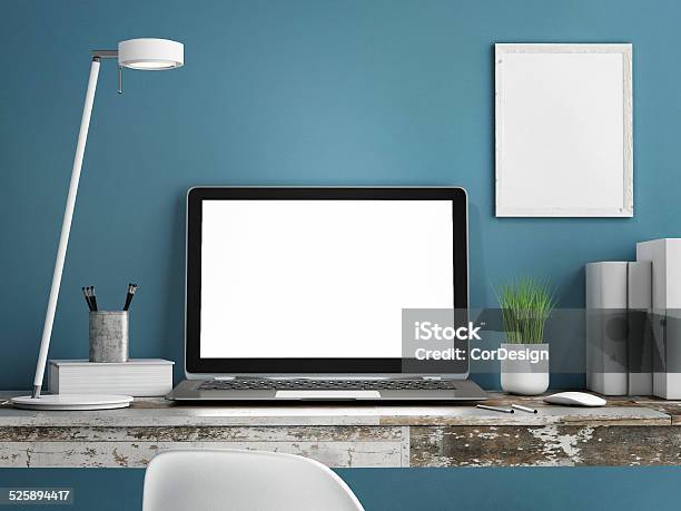 Computer Portatile Sul Tavolo Di Legno Muro Dipinto Blu - Fotografie stock e altre immagini di Monitor