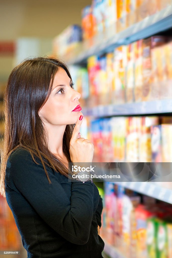 Mujer en el supermercado - Foto de stock de 30-39 años libre de derechos