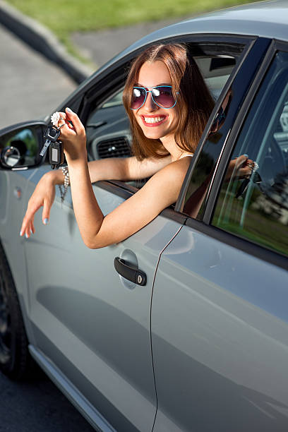 auto fahrer frau glücklich zeigen die tasten fenster. - driving new car driver stock-fotos und bilder