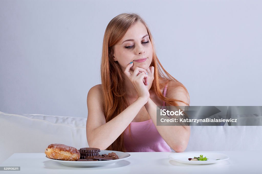 Girl Decidir qué comer - Foto de stock de Adolescente libre de derechos