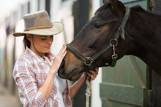 cowgirl parlare con un cavallo - shirt checked women wild west foto e immagini stock