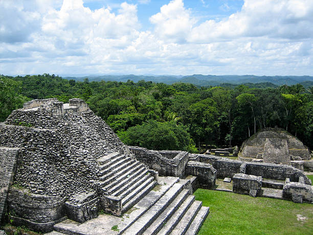 las pirámides mayas y selva del caracol - chichen itza mayan mexico steps fotografías e imágenes de stock