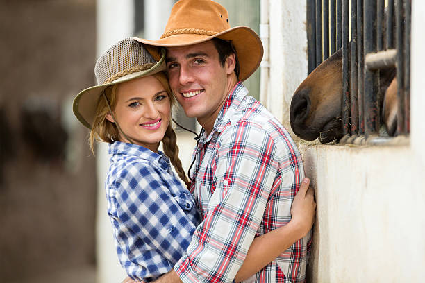 western para w uścisku w stajniach - shirt checked women wild west zdjęcia i obrazy z banku zdjęć