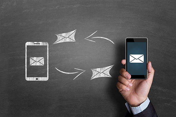 コンセプトの e メールで、黒板を交換する - sharing mobile phone application software e mail ストックフォトと画像