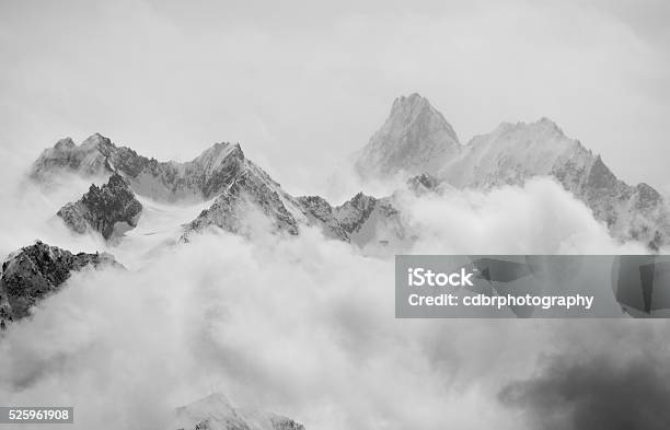 De Lluvia Con Probabilidades De Nieve En Los Alpes Foto de stock y más banco de imágenes de Montaña - Montaña, Niebla, Paisaje no urbano