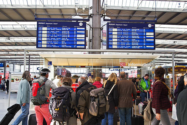 pepole aspetta il treno - delayed foto e immagini stock