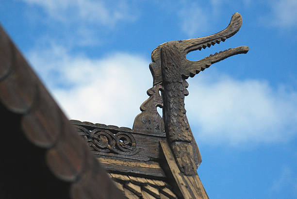 dragón jefe de la iglesia de madera de lom, noruega - lom church stavkirke norway fotografías e imágenes de stock