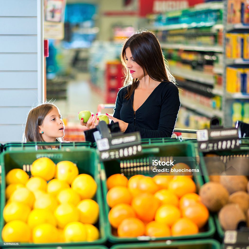 Madre e hija juntas de comprar frutas - Foto de stock de Fruta libre de derechos