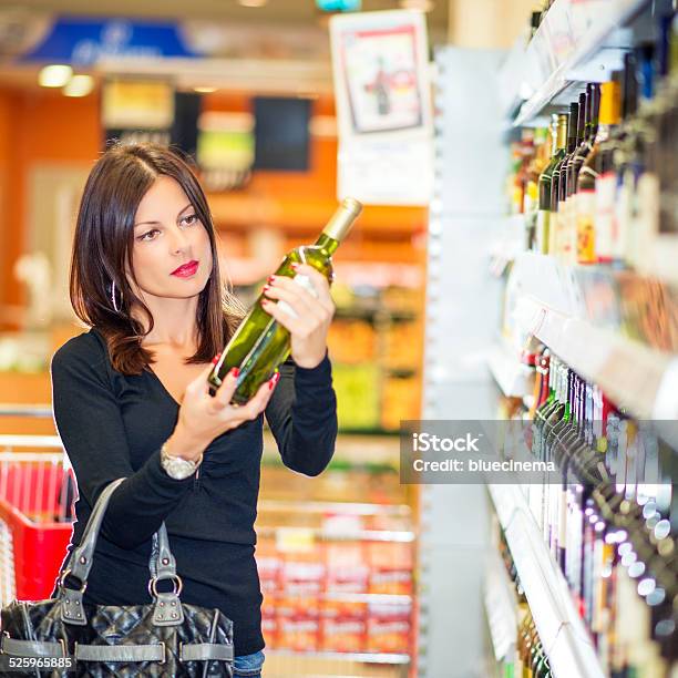 Lo Que Vino Para Elegir Foto de stock y más banco de imágenes de Vino - Vino, Industria, Supermercado