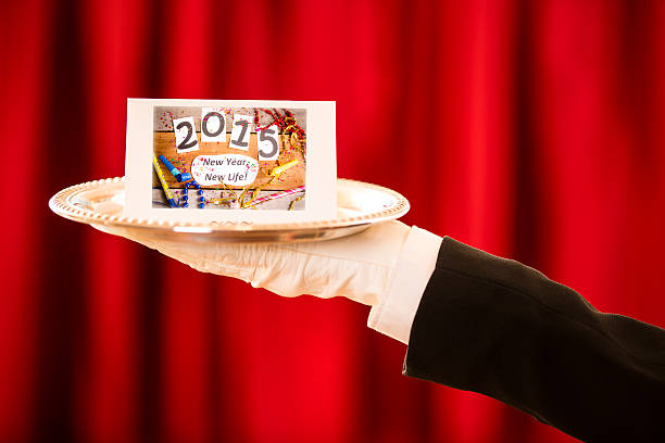 バトラーは 2015 年の大晦日パーティーへのご招待。カード、盆ます。 - upper class butler high society serving tray ストックフォトと画像