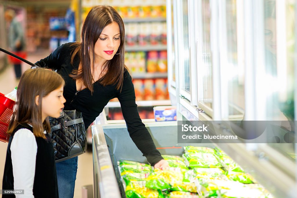 Madre e hija en supermercado cerca de alimento congelado - Foto de stock de Comida congelada libre de derechos