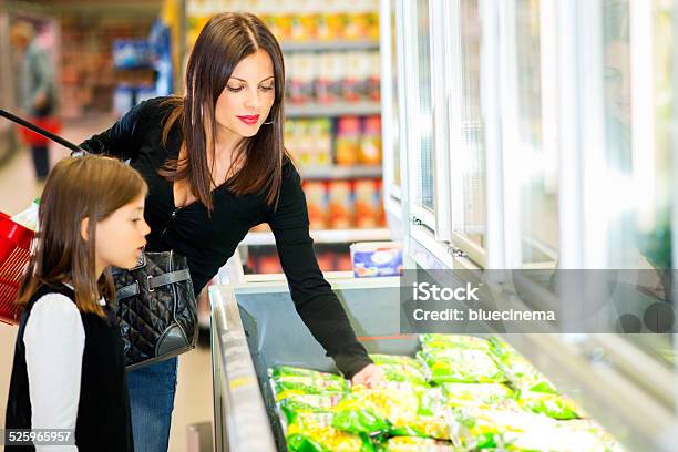Madre E Hija En Supermercado Cerca De Alimento Congelado Foto de stock y más banco de imágenes de Comida congelada