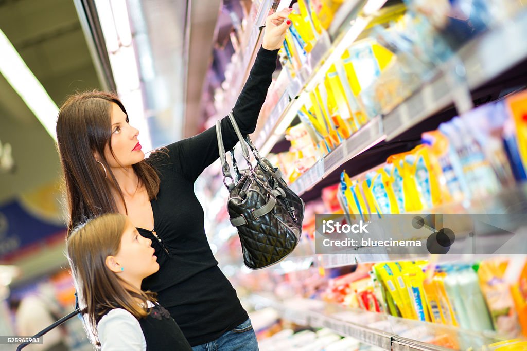 Madre e hija en el supermercado compras - Foto de stock de 30-34 años libre de derechos