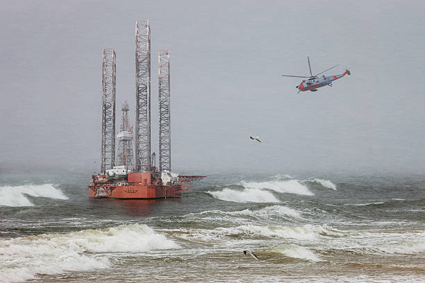 impianto di perforazione petrolifera in blizzard - oil rig sea oil storm foto e immagini stock