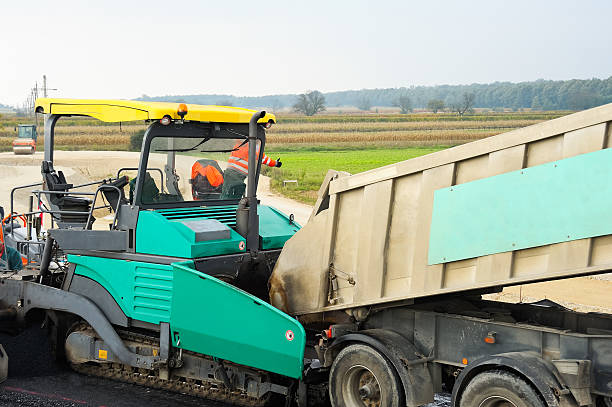 트럭 충원됨 a 아스팔트 paver 직무 사이트 - präzision 뉴스 사진 이미지