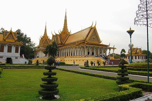 palazzo reale di phnom penh, cambogia - stupa royal stupa local landmark national landmark foto e immagini stock