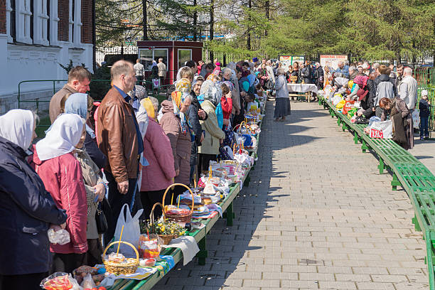 wierzących poczekaj uświęcenia z ciasta i wielkanoc jaja - easter rose napkin towel zdjęcia i obrazy z banku zdjęć