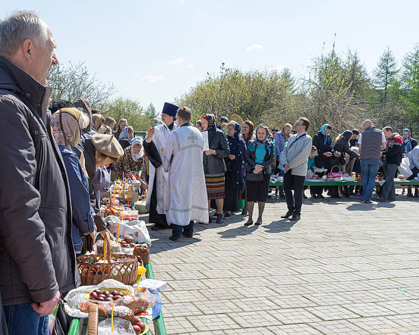 rosyjski kościół prawosławny ksiądz posypka wielkanoc ciasta i jaj - easter rose napkin towel zdjęcia i obrazy z banku zdjęć