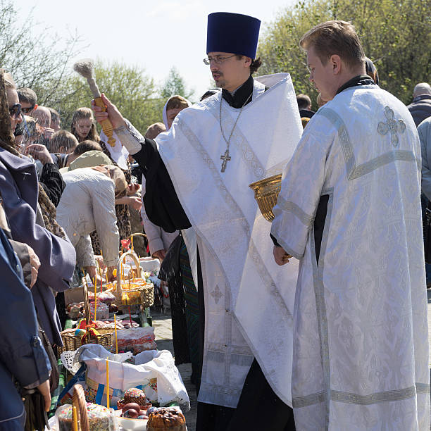 rosyjski kościół prawosławny ksiądz posypka wielkanoc ciasta i jaj - easter rose napkin towel zdjęcia i obrazy z banku zdjęć