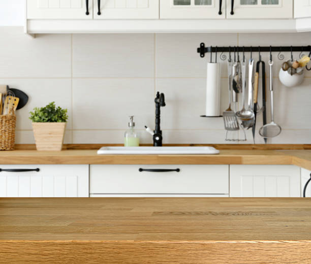 holztisch mit küche theke und spülbecken hintergrund - domestic kitchen kitchen sink contemporary counter top stock-fotos und bilder