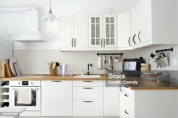 Foto de Cozinha Branca Em Estilo Europeu e mais fotos de stock de Cozinha - Cozinha, Cidade, Cultura escandinava