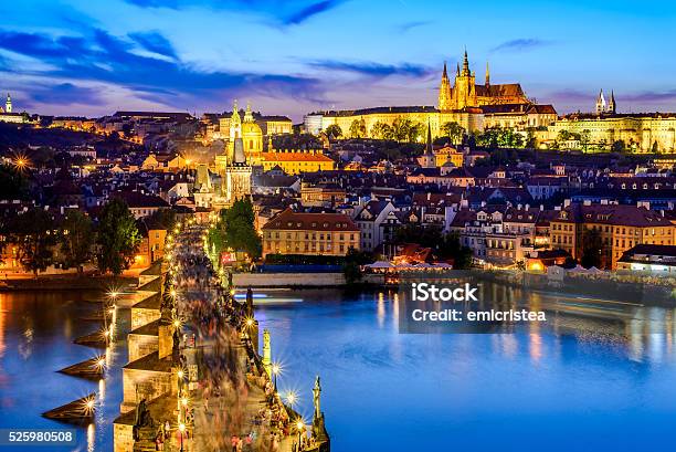 Photo libre de droit de Château De Prague Et Pont Charles En République Tchèque banque d'images et plus d'images libres de droit de Château de Hradcany