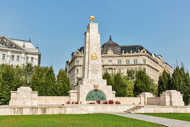 monumento soviética en la libertad plaza en budapest, hungría. - liberation monument budapest hungary monument fotografías e imágenes de stock