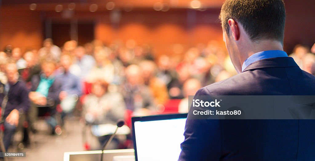 Orador público en una conferencia de negocios. - Foto de stock de Orador público libre de derechos